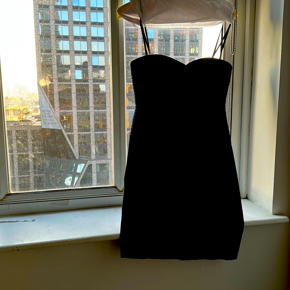 BCBG Maxazria size 4 women’s dress excellent used like new condition.